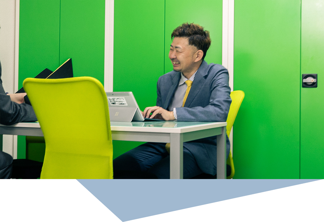 打ち合わせをしているビジネスパーソンたち